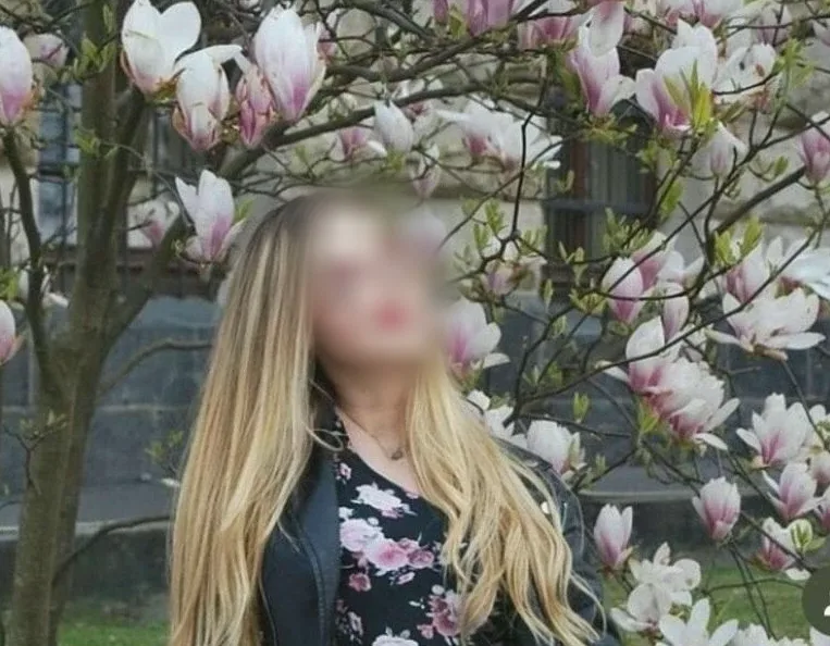 Amber, 25