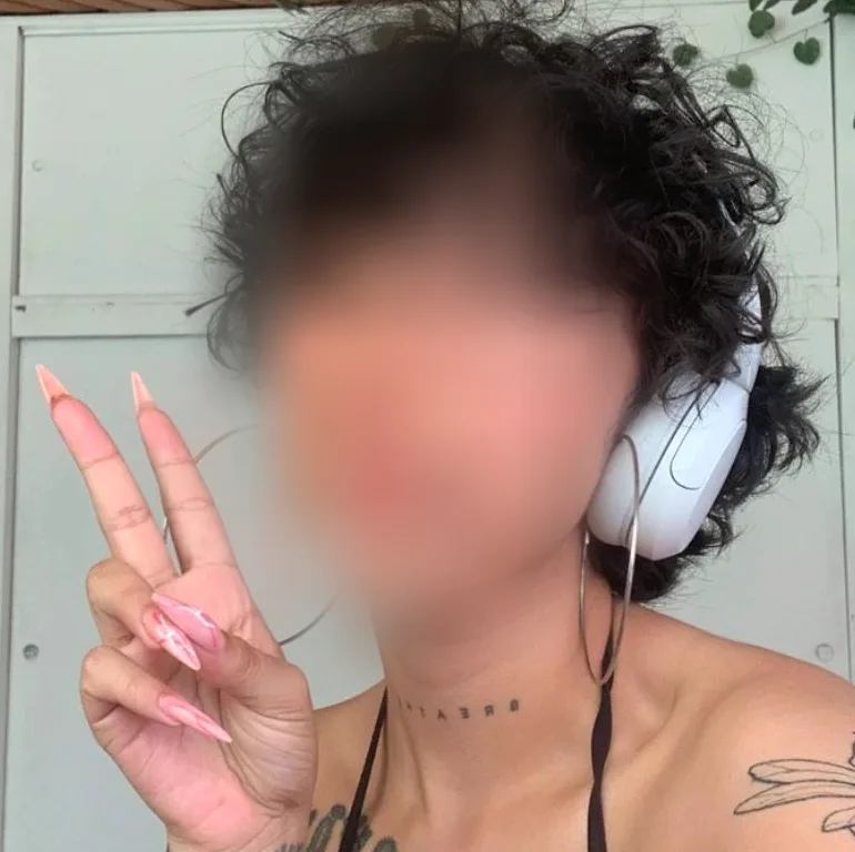 Isabelle, 26